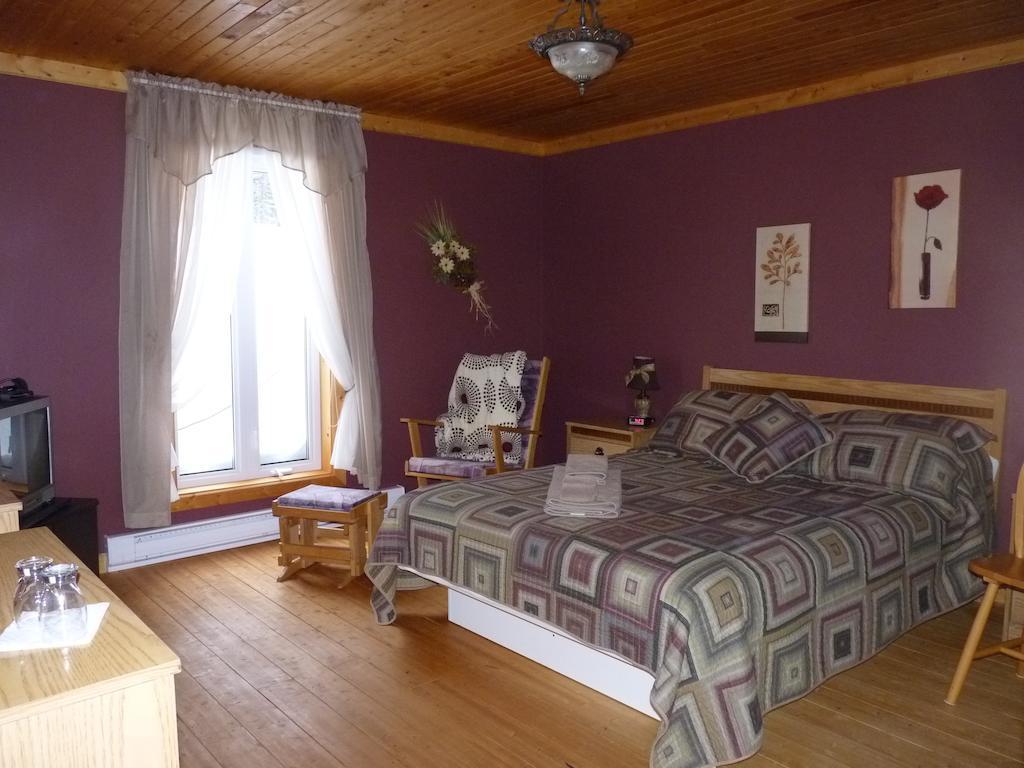 Gite De La Riviere Bed and Breakfast Chibougamau Habitación foto